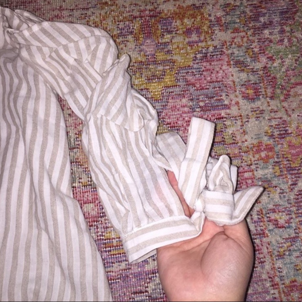 NWT LISTICLE Ruffled Cold Shoulder Top! - Picture 3 of 4